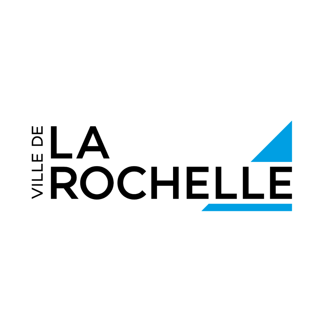 Logo de La Rochelle, avec le texte en noir et un triangle bleu à droite.