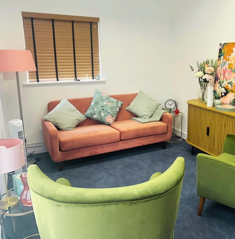 Therapy Room Rental Amersham. Secure counselling room on the ground floor to rent in Old Amersham. Ad-hoc therapy room rental Amersham