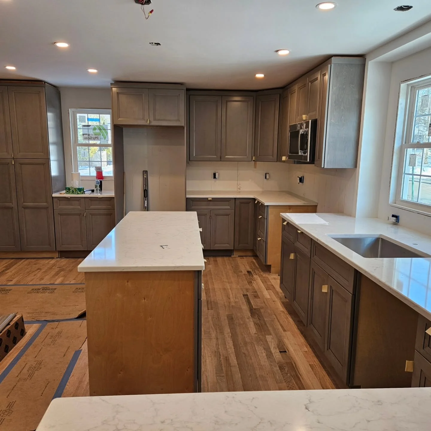 There! 👉  It's the finish line! 

Finishes are starting! Countertops went in today. The cabinets look amazing. The lights are on, the heat is pumping. The finished floors are the final hurdle. 

#JBDB #fabuwood #addition #fanwoodnj #njcontractor
