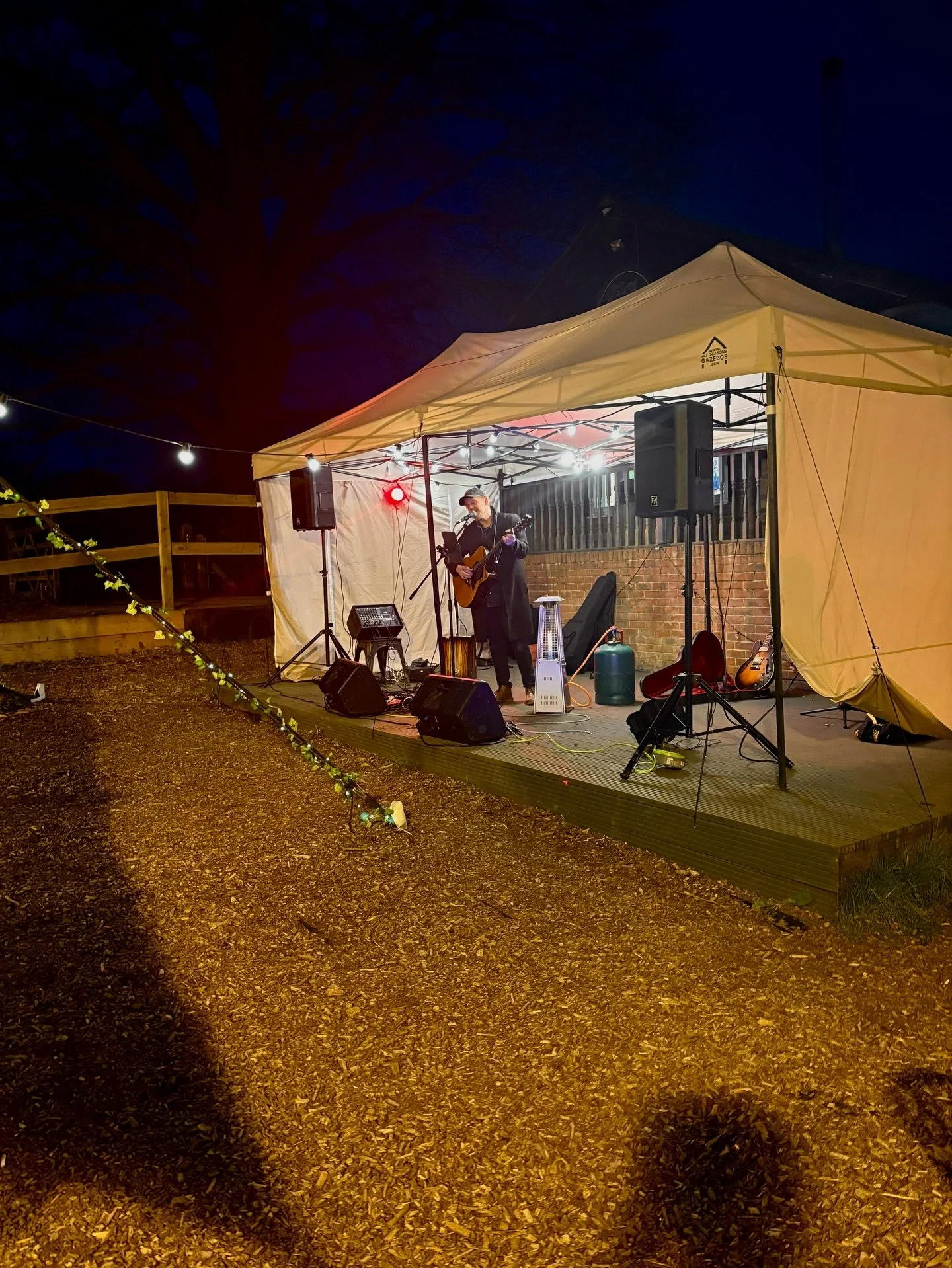 Last night at Birdies 🎶 Another fab one! ❤️

Great music, great audience, just a really good atmosphere all round. 
@samremedymusic is simply an AMAZING musician!!! Fiona Reed - we&rsquo;d love to have you back too 😍
Thanks so much to everyone who 