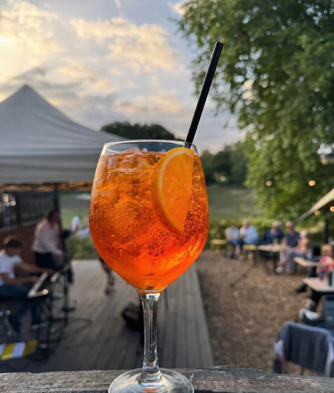 Doesn&rsquo;t it feel like summer at the moment! ☀️ 
Make the most of it and join us at Birdies this evening (Saturday) for free live music, freshly made stone-baked pizza and something delicious from the bar. 

Don&rsquo;t forget to bring a cardi fo