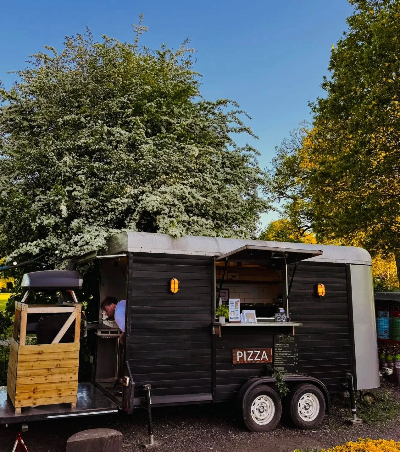 Bank Holiday Monday at Birdies ☀️

We&rsquo;re open as usual today and our stone baked pizzas will be available this afternoon.

If you&rsquo;re out and about, pop by for a drink, a bite to eat and a bit of fresh air.

#birdiesfarnham #farnham #farnh