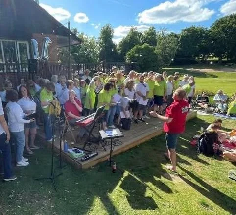 Shuffle Tunes will be with us at 4pm today! 
Raising money for cherrytreesuk &hellip;an amazing local charity supporting children with complex disabilities and giving their families a bit of much needed respite 💛

Now ..please don&rsquo;t let a slig