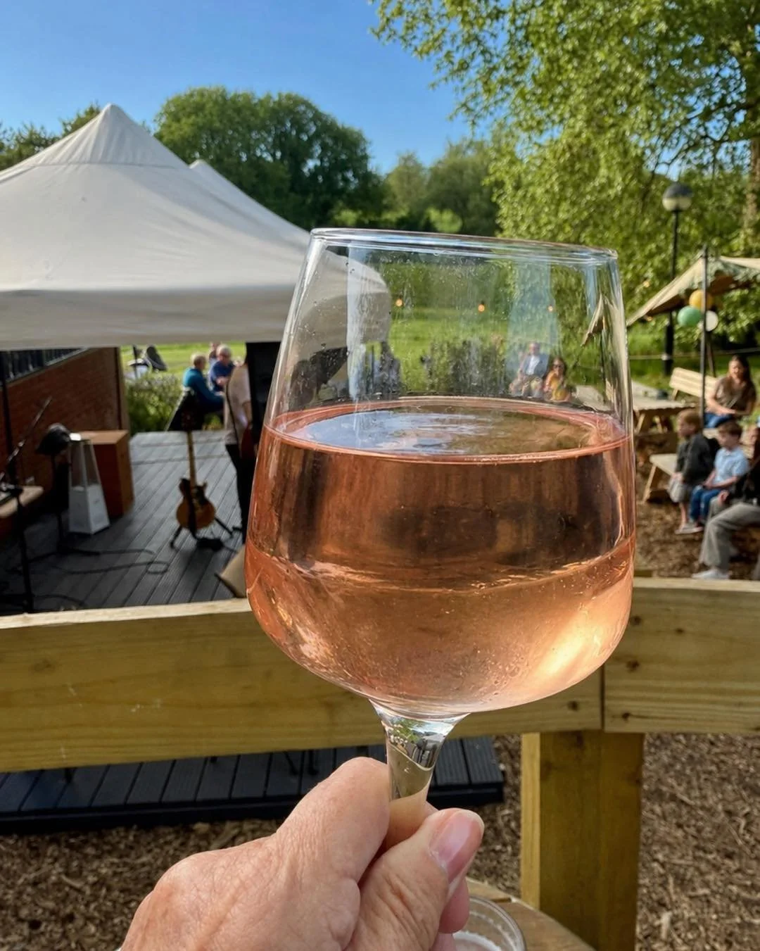 Well cheers to this glorious weather 🍷☀️

And the best bit? It&rsquo;s sticking around 😍 This weekend at Birdies is looking absolutely perfect for live music, great food and a few drinks in the sunshine.

🎶 Friday (tonight)
Ed Lee followed by The 