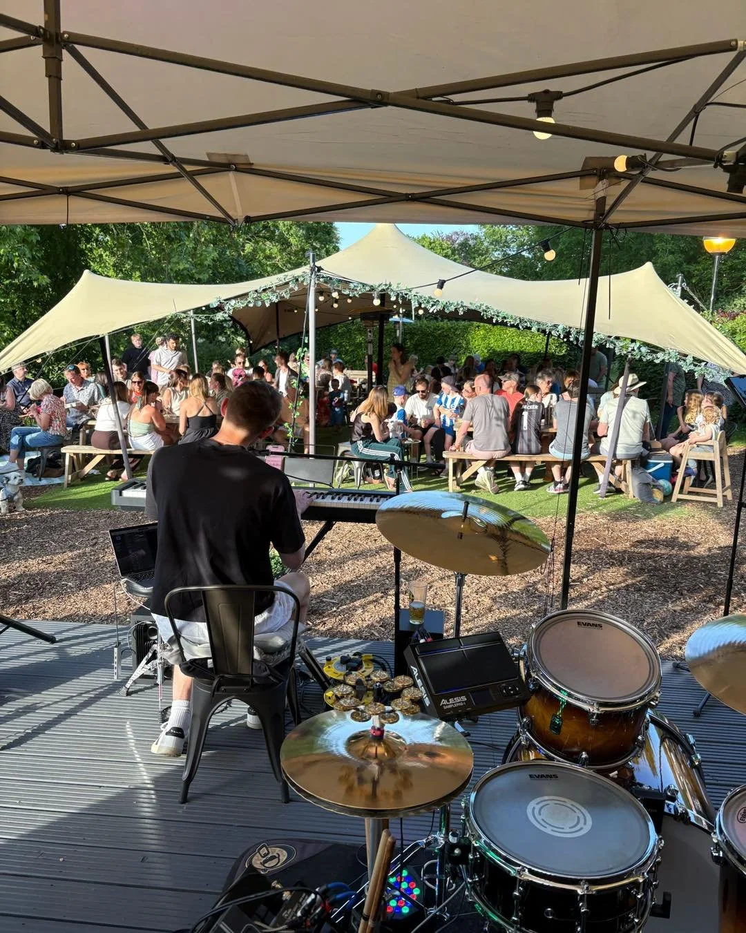 ☀️ What a night at Birdies last night ☀️

Blue skies, warm weather, cold drinks flowing and a buzzing atmosphere from start to finish. We completely sold out of pizzas and Sprinkle of Saffron sold out of food too, thank you all so much for coming out