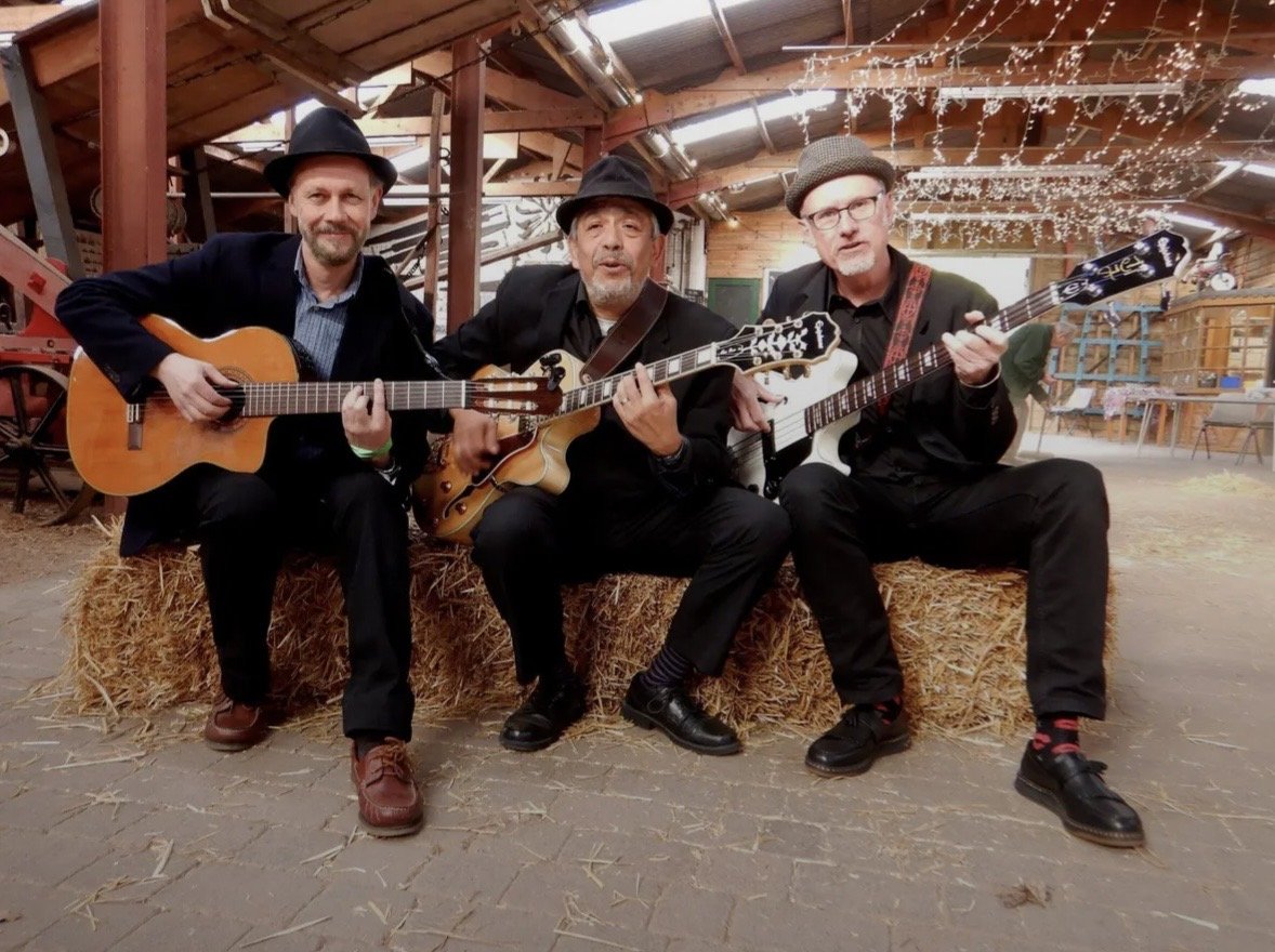 Live Music - The Amigos