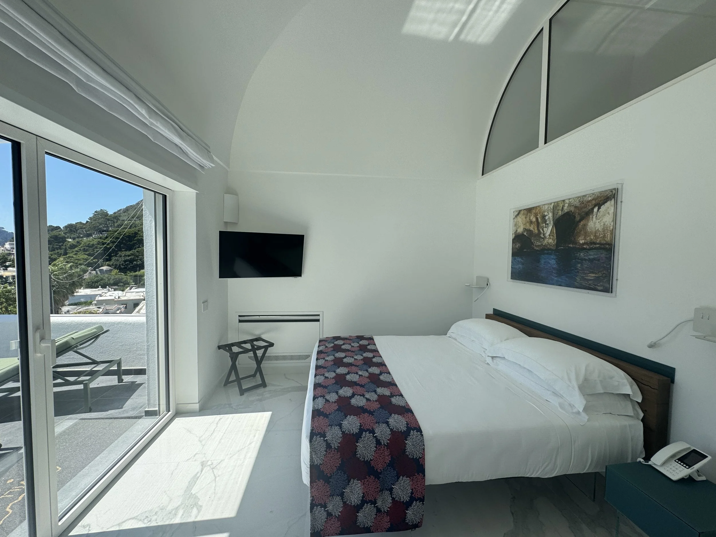 Camera da letto di lusso con balcone vista mare, Capri, Italia