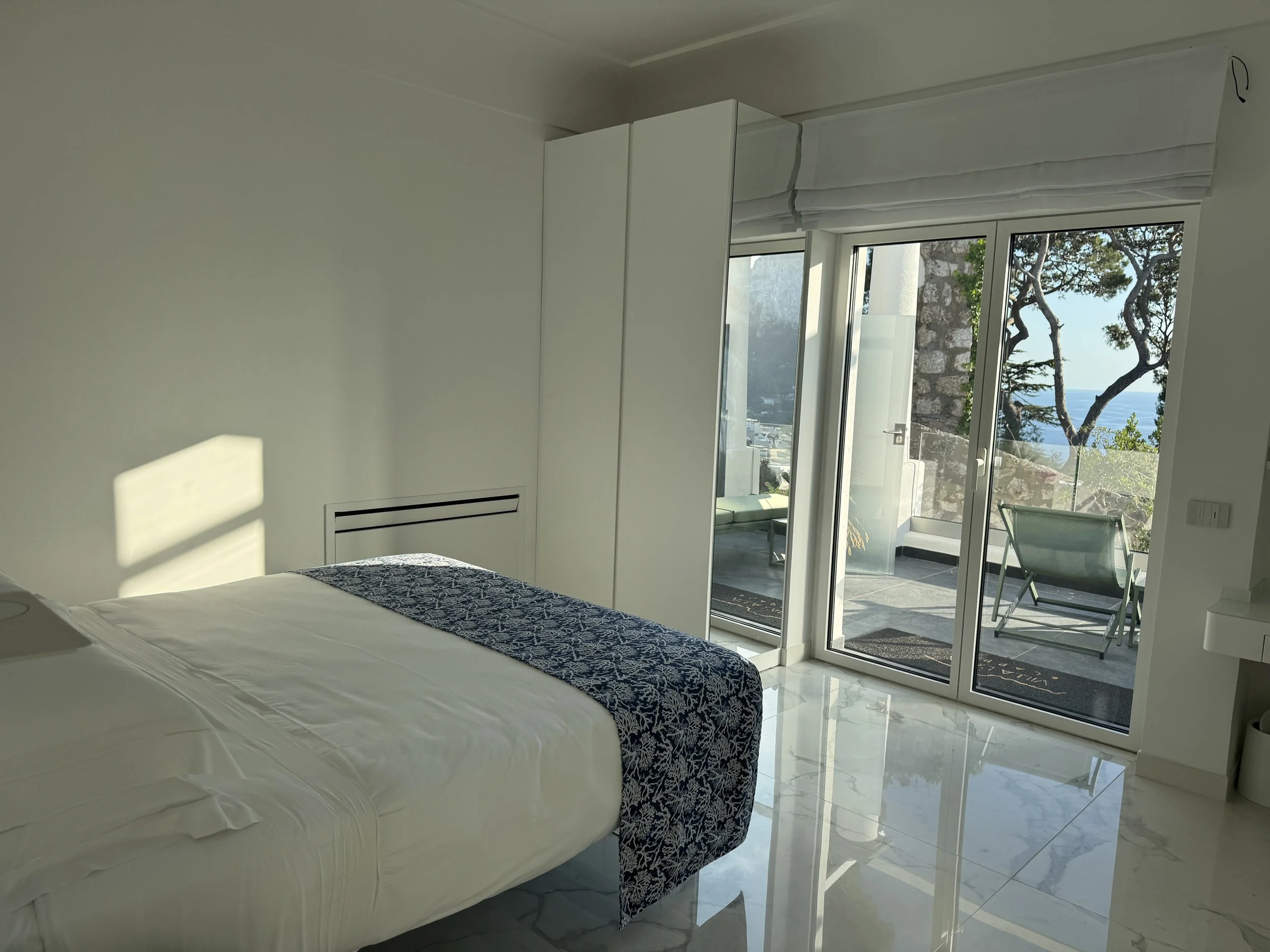 Camera da letto di lusso con balcone vista mare, Capri, Italia, piscina
