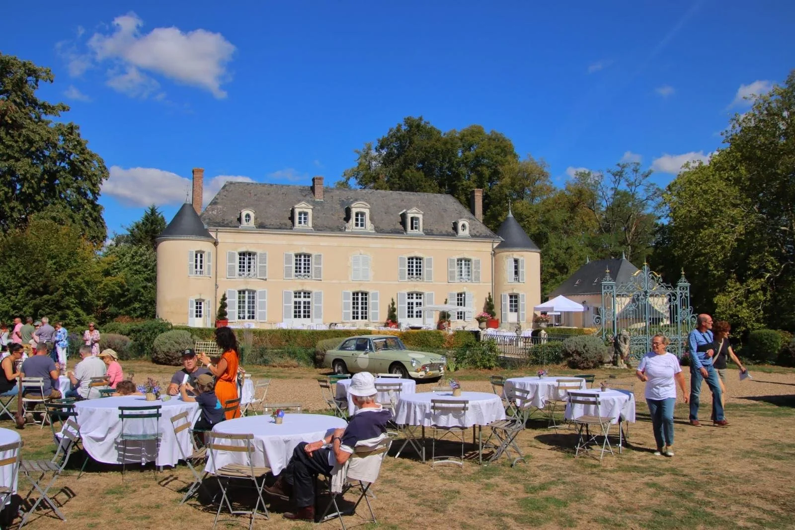 salon-de-fretay-2026-visiteurs-tables-cour-chateau.jpeg