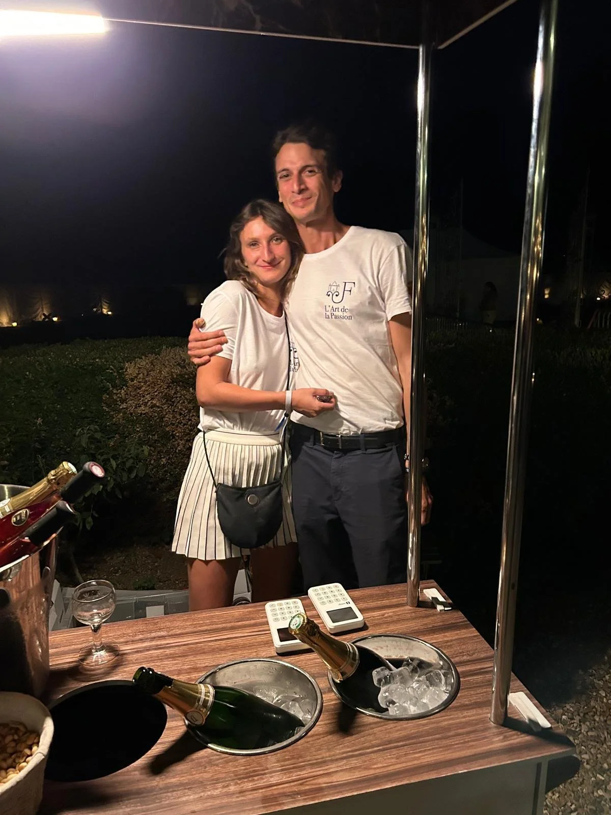 salon-de-fretay-2026-benevoles-bar-champagne-nuit.jpeg