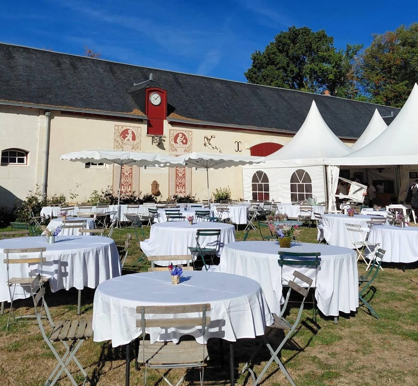 salon-de-fretay-2026-tables-nappees-cour-communs-horloge.jpeg