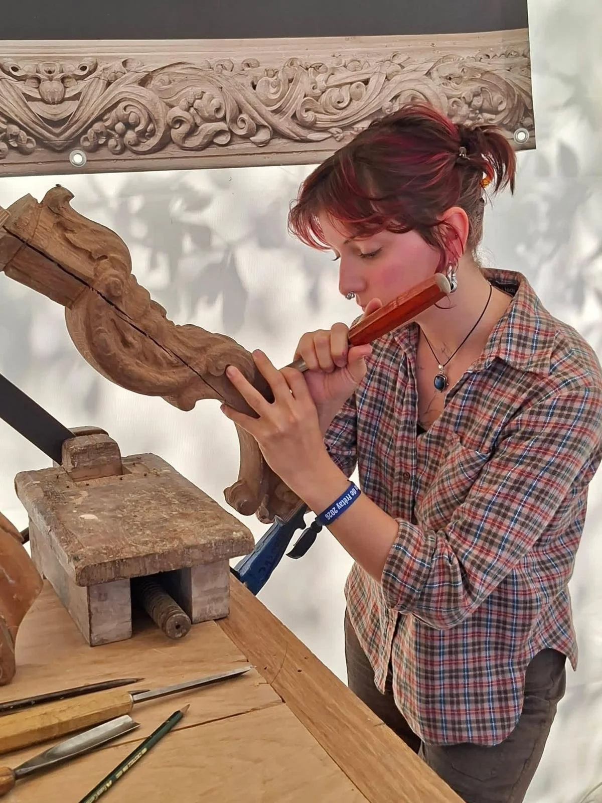 salon-de-fretay-2026-sculptrice-bois-ornement-gouge.jpeg