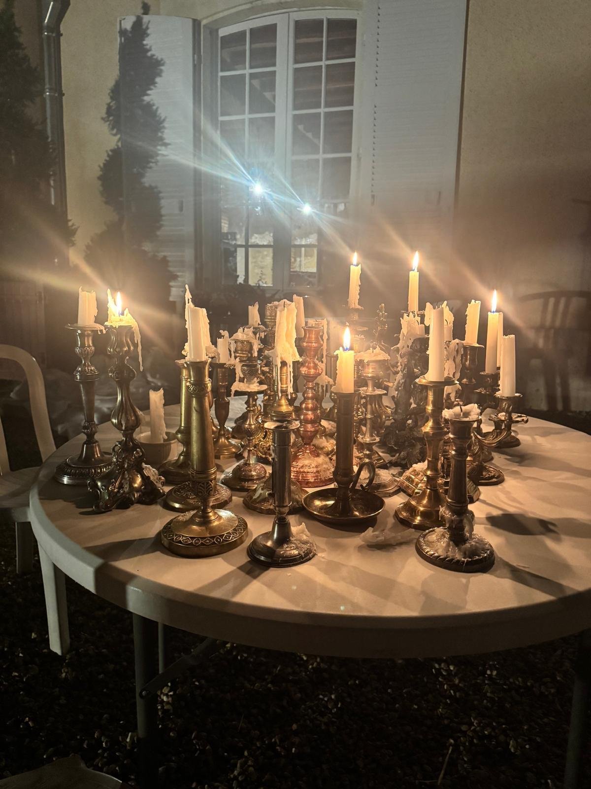 salon-de-fretay-2026-diner-chandeliers-bougies-nuit.jpeg