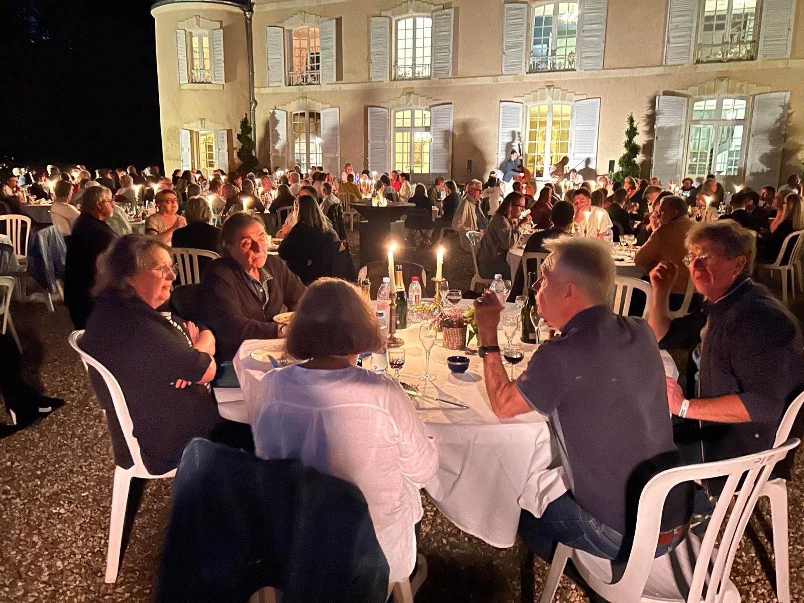 salon-de-fretay-2026-diner-gala-convives-bougies-chateau.jpeg