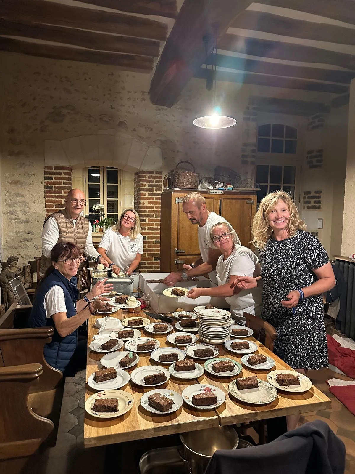 salon-de-fretay-2026-benevoles-dressage-desserts-cuisine.jpeg