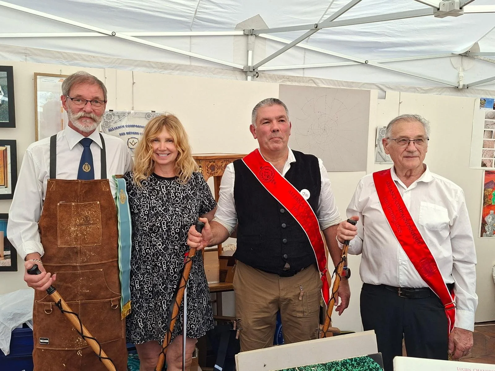 salon-de-fretay-2026-compagnons-du-devoir-echarpes-cannes-stand.jpeg