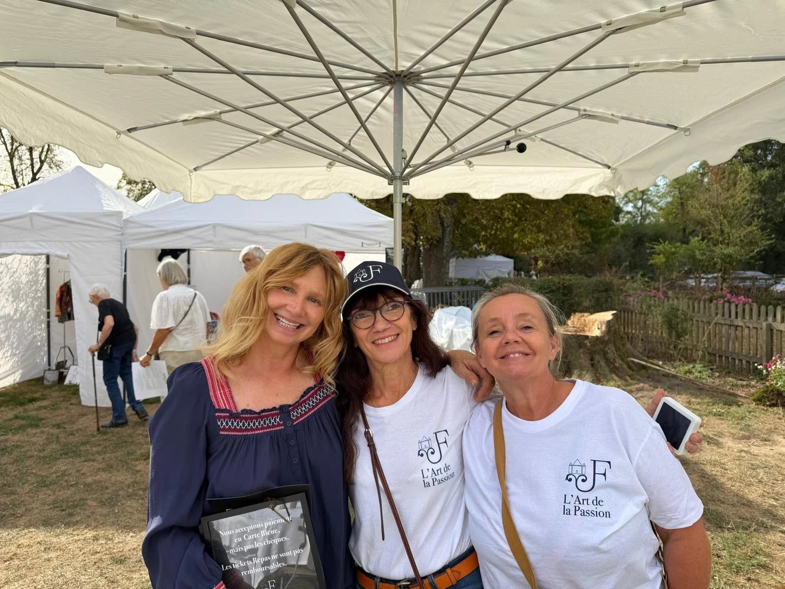 salon-de-fretay-2026-benevoles-sourires-jardin.jpeg