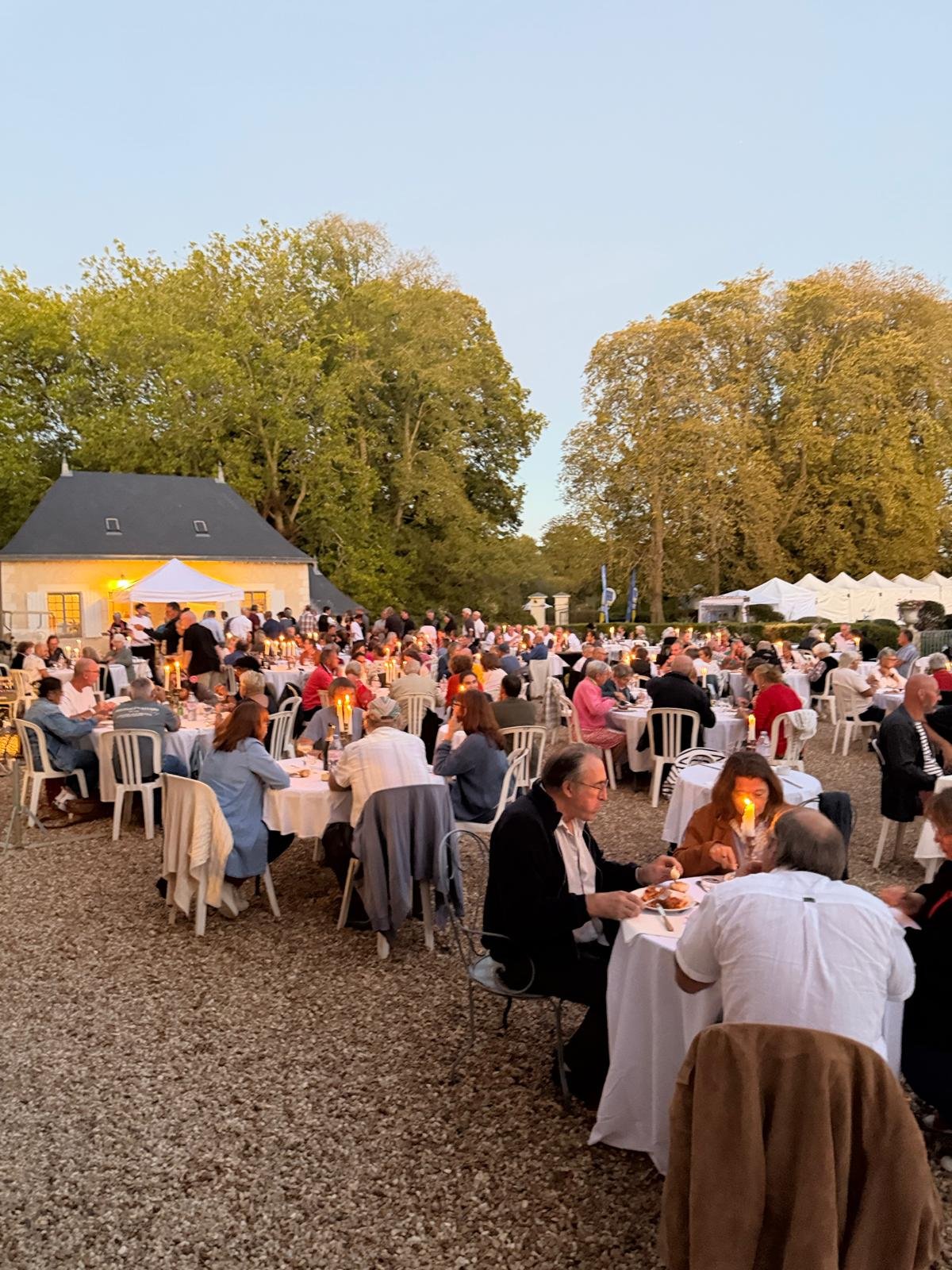 salon-de-fretay-2026-diner-gala-cour-tables-crepuscule.jpeg