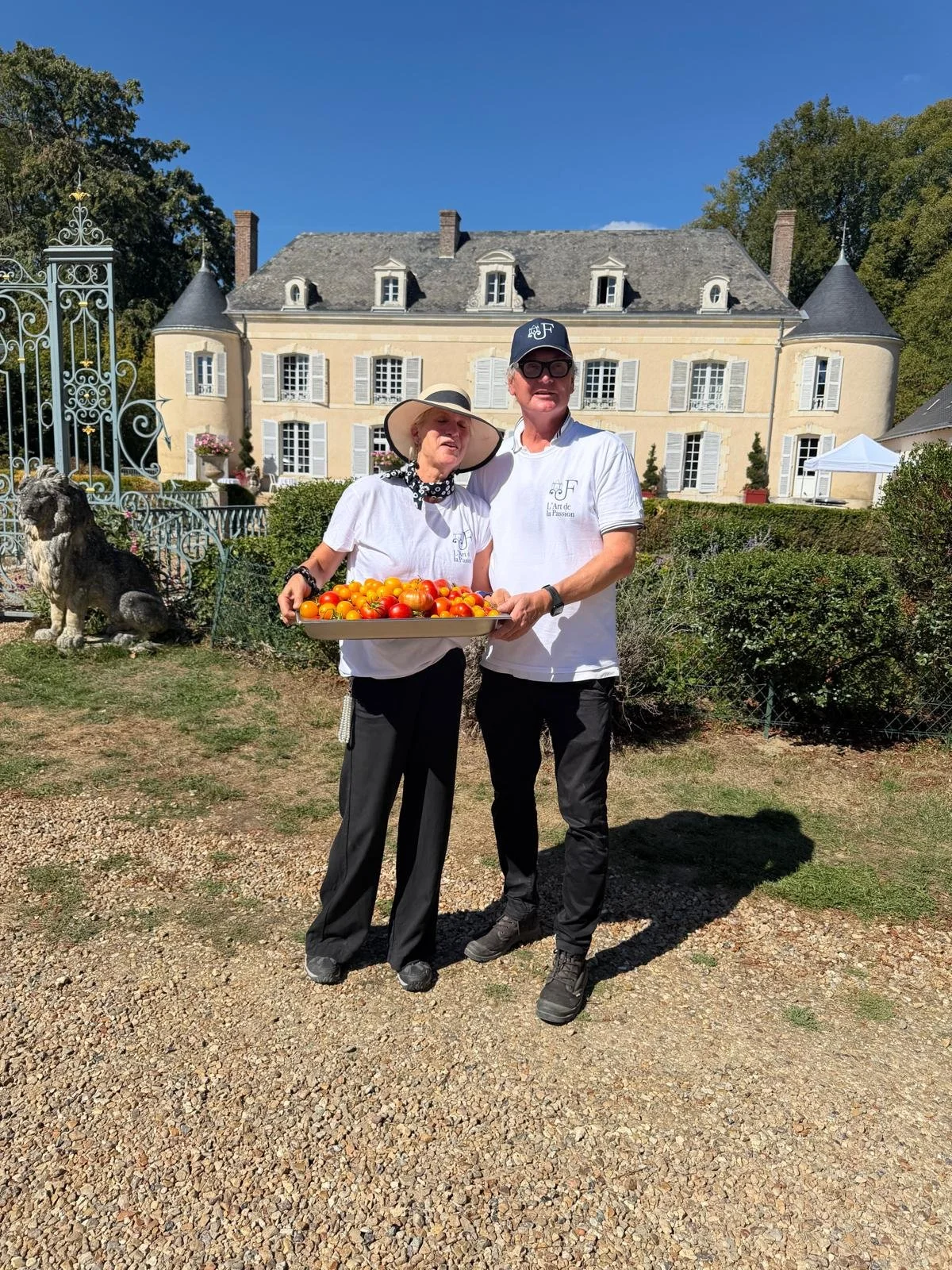 salon-de-fretay-2026-benevoles-panier-tomates-chateau.jpeg