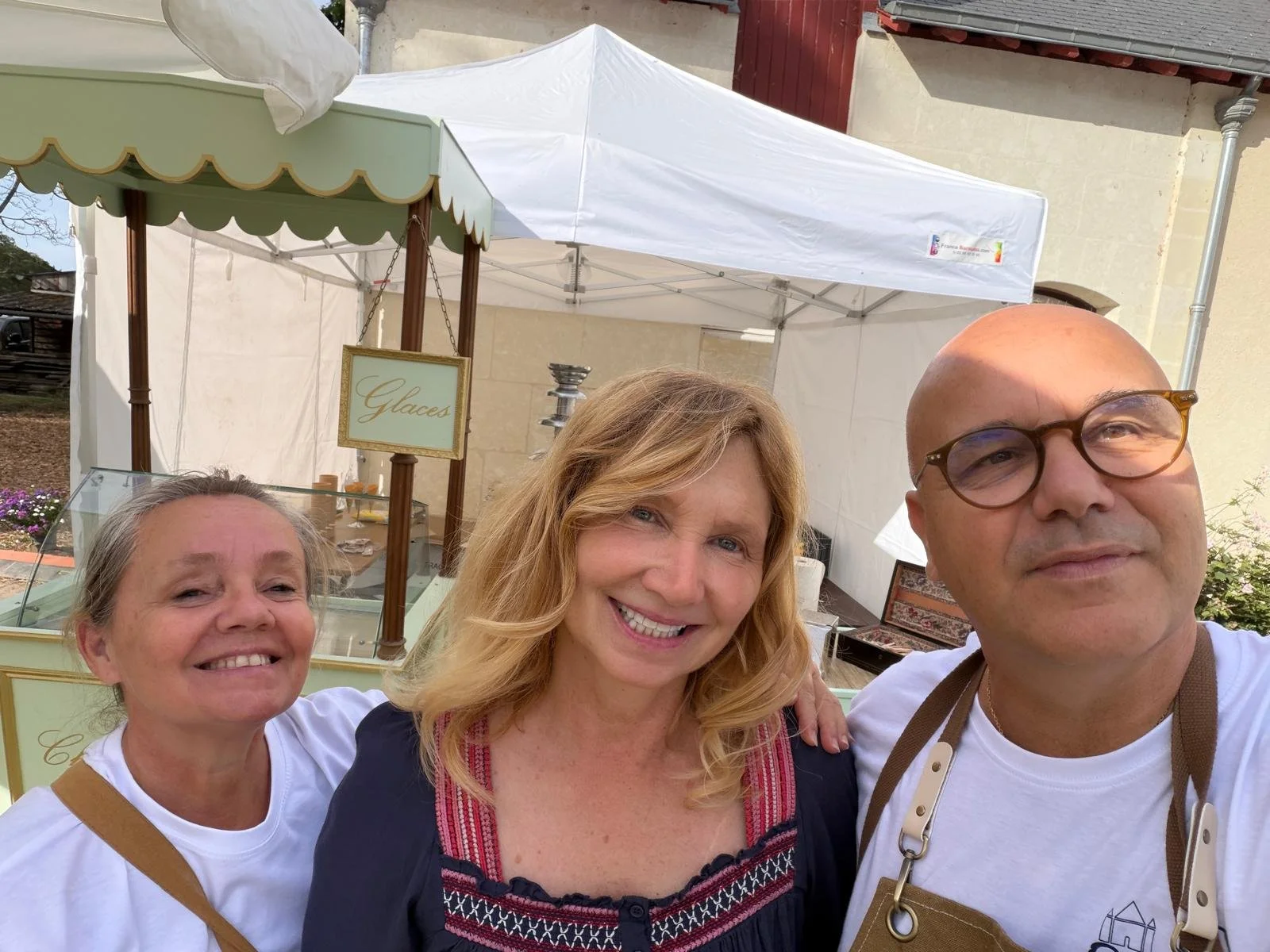 salon-de-fretay-2026-benevoles-selfie-stand-glaces.jpeg
