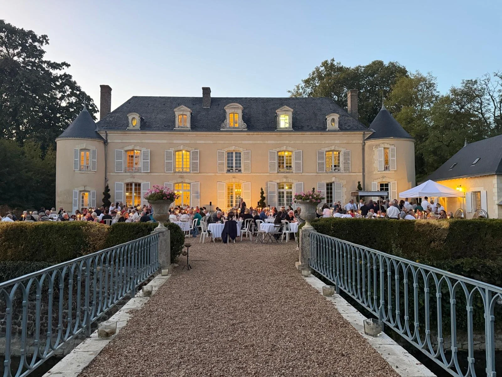 salon-de-fretay-2026-chateau-illumine-pont-soiree-diner.jpeg