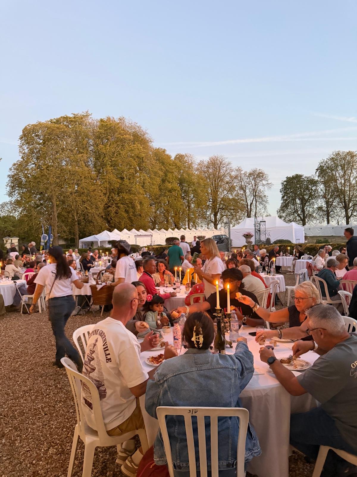 salon-de-fretay-2026-diner-gala-tables-bougies-tentes.jpeg