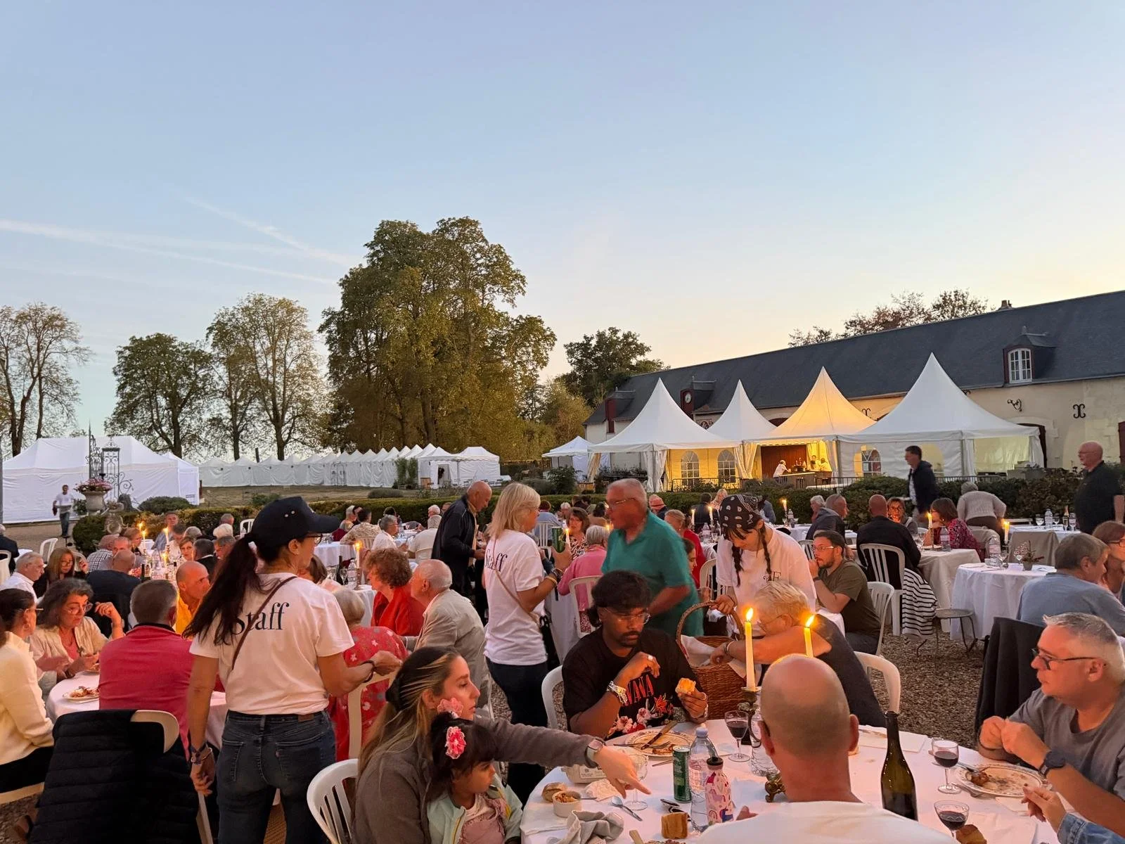 salon-de-fretay-2026-diner-gala-convives-tentes-coucher-soleil.jpeg