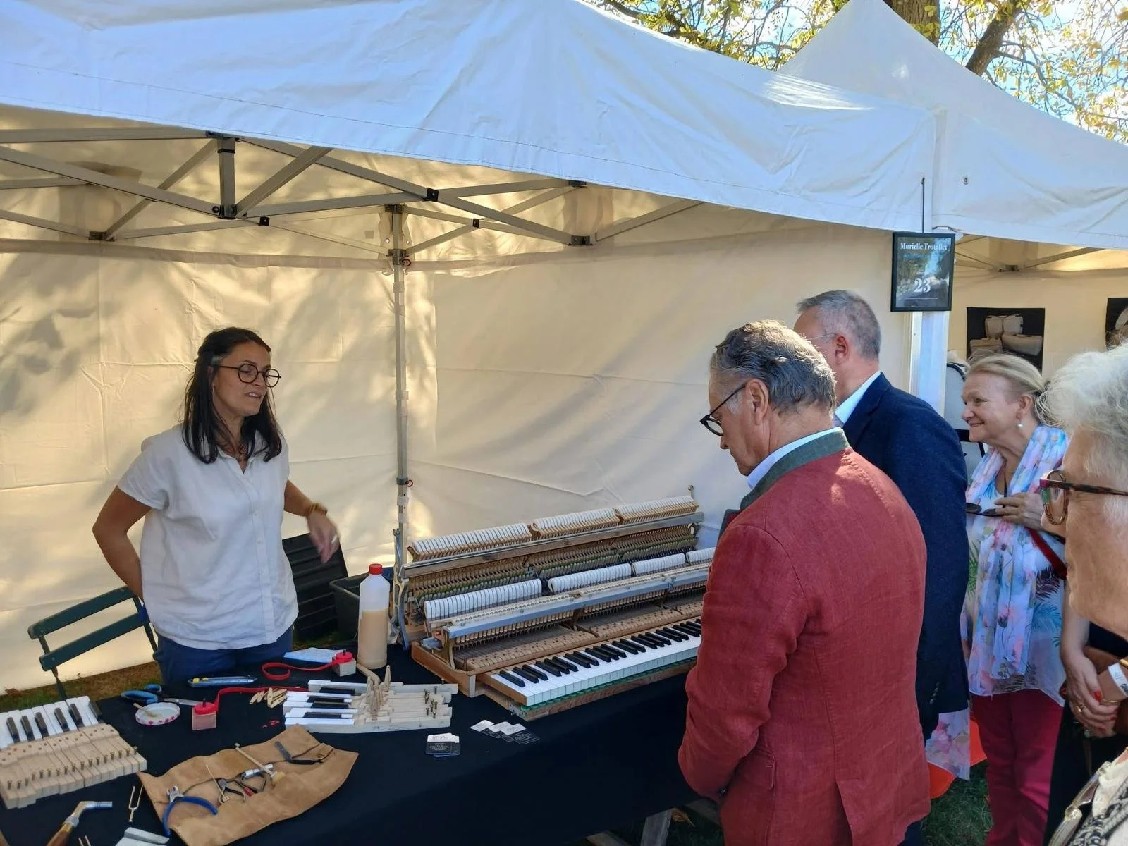salon-de-fretay-2026-murielle-trouillet-accordeuse-piano-visiteurs.jpeg