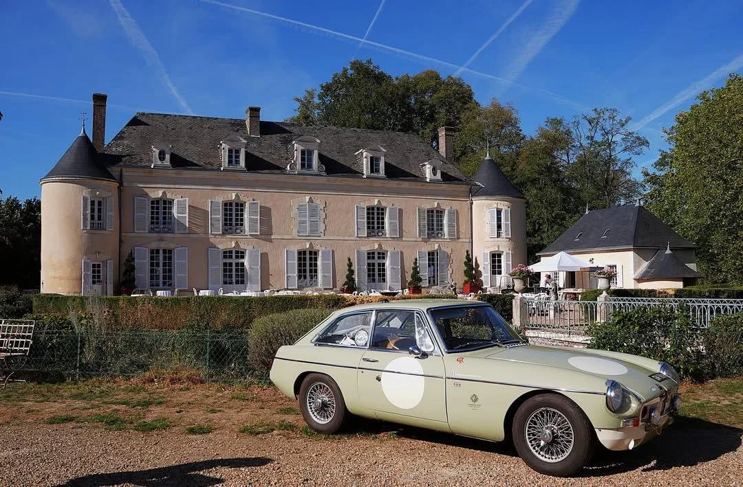 salon-de-fretay-2026-voiture-ancienne-mg-devant-chateau.jpeg