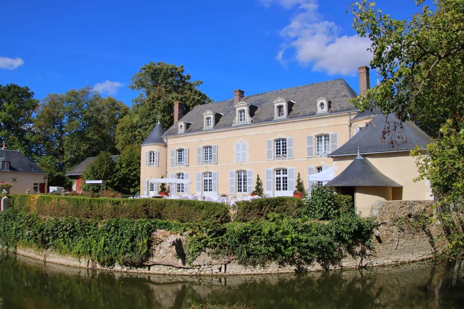 salon-de-fretay-2026-chateau-facade-douves.jpeg