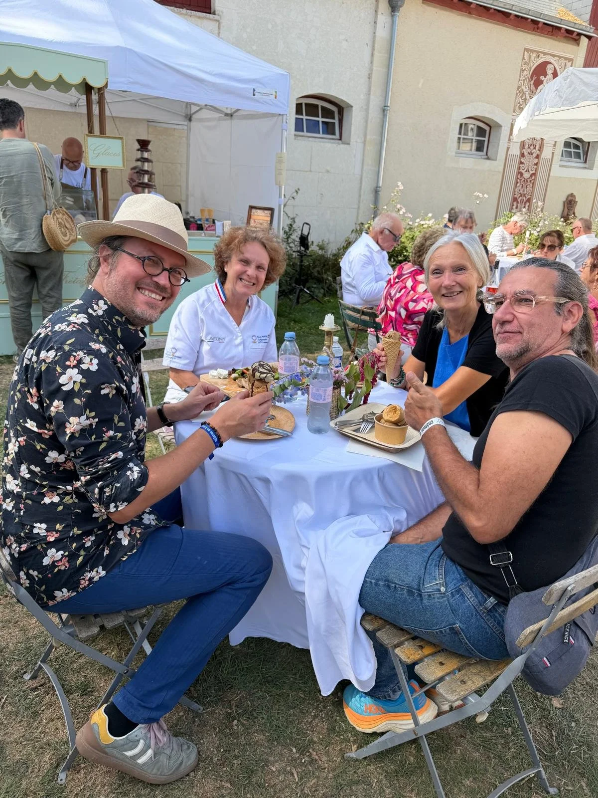 salon-de-fretay-2026-dejeuner-convives-table-jardin.jpeg