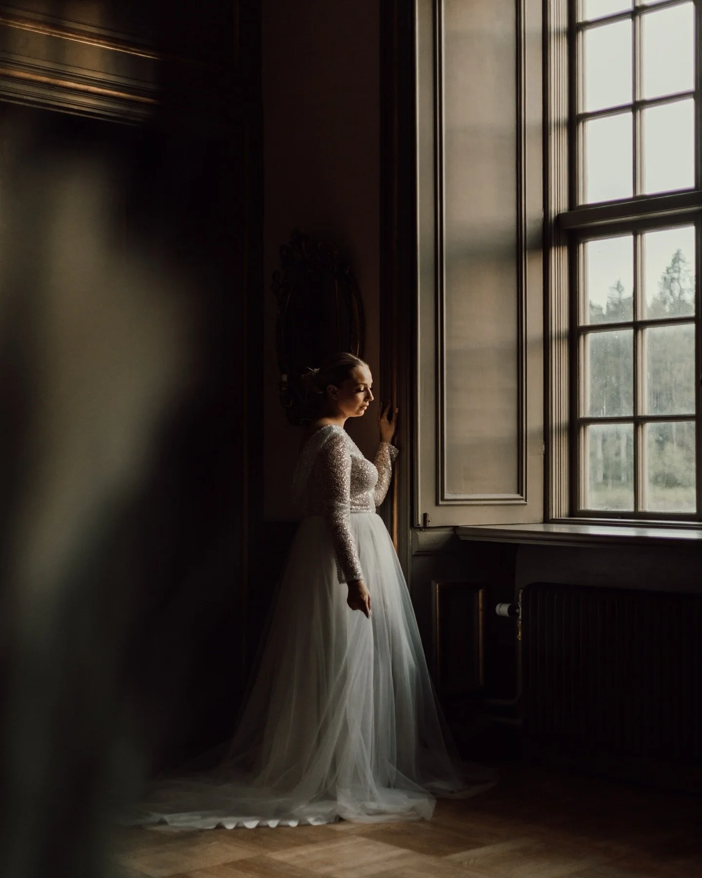 I s&ouml;ndags bes&ouml;kte jag vackra @ekolsundsslott f&ouml;r en workshop i br&ouml;llopsfotografering med fantastiska @madeleineviberg.se 😃 allts&aring; vilken kv&auml;ll! Jag som &auml;r otroligt fascinerad av historia och gamla slott var i tota