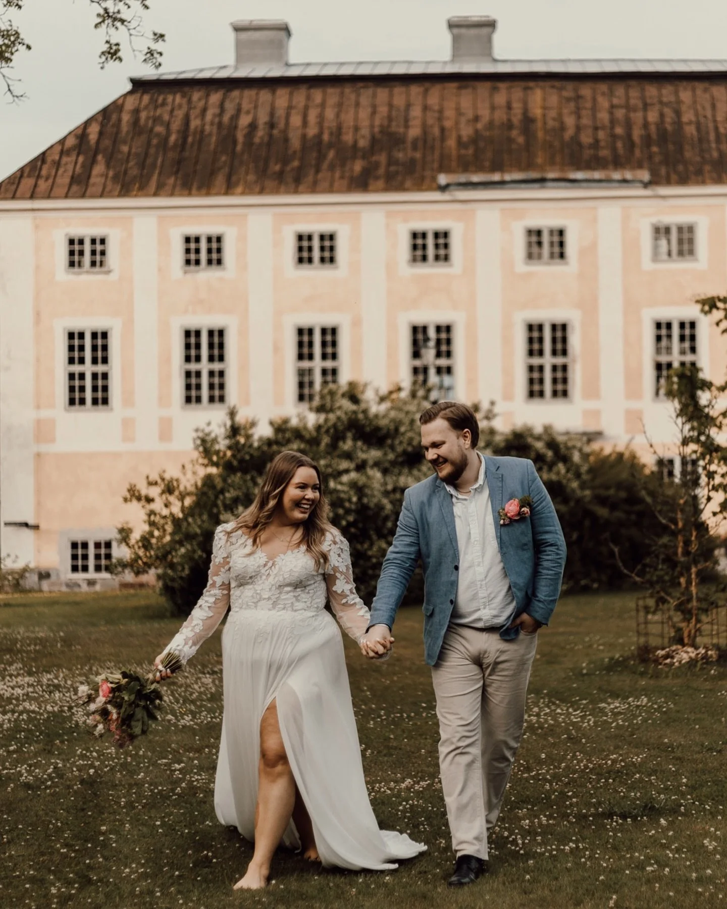 N&auml;r jag fotograferar ett br&ouml;llop handlar det om s&aring; mycket mer &auml;n att bara ta fina bilder.

F&ouml;r mig &auml;r det allra viktigaste att ni ska k&auml;nna er trygga. B&aring;de med mig och med kameran. Jag vet att m&aring;nga &au