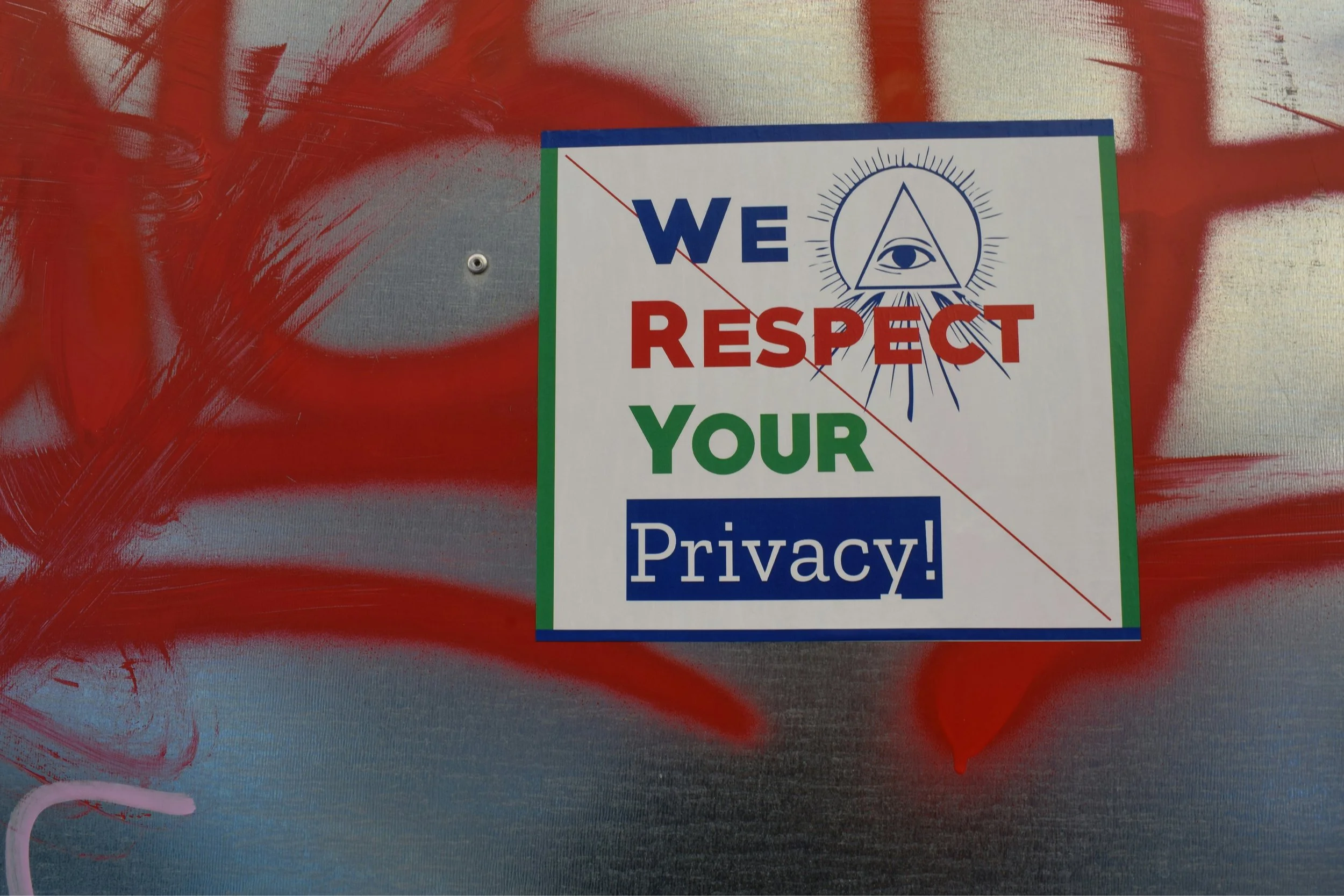 Immagine di un adesivo su un muro con scritto "We Respect Your Privacy"
