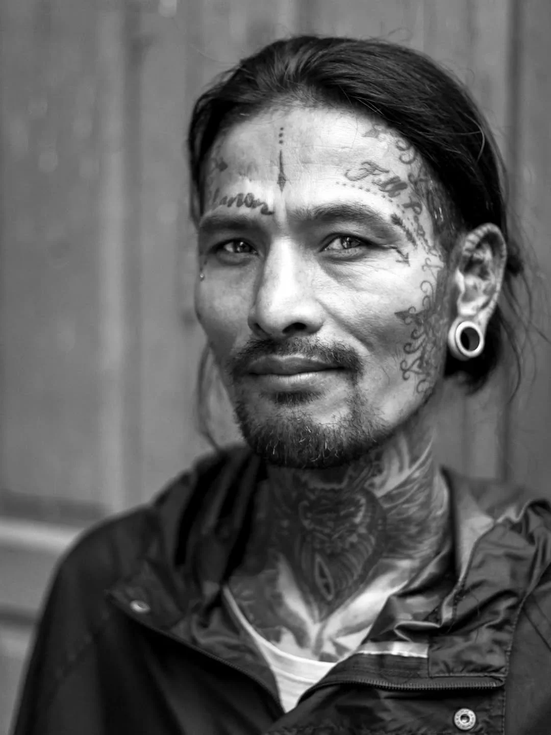 ✨Wandering Focus #29: Sometimes the best shots happen in 25 seconds ⏱️

Walking down Thamel street with the 50mm when this guy's look stopped me in my tracks. Asked for a portrait, already seeing it in black and white to make those tattoos pop. Half 