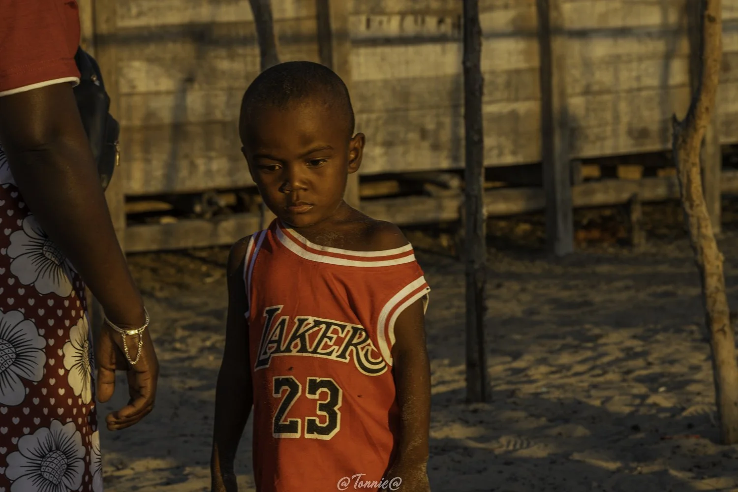 Madagascar jongen met lakers shirt ss.jpg