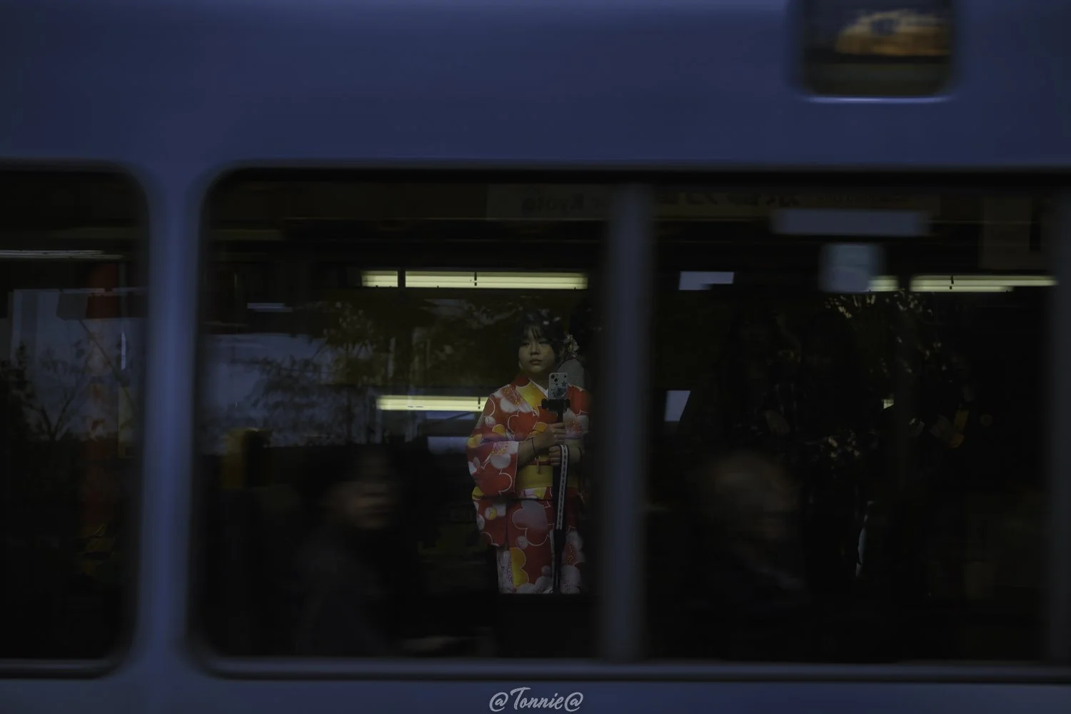 Kyoto meisje door de tbewegende trein squarespace.jpg