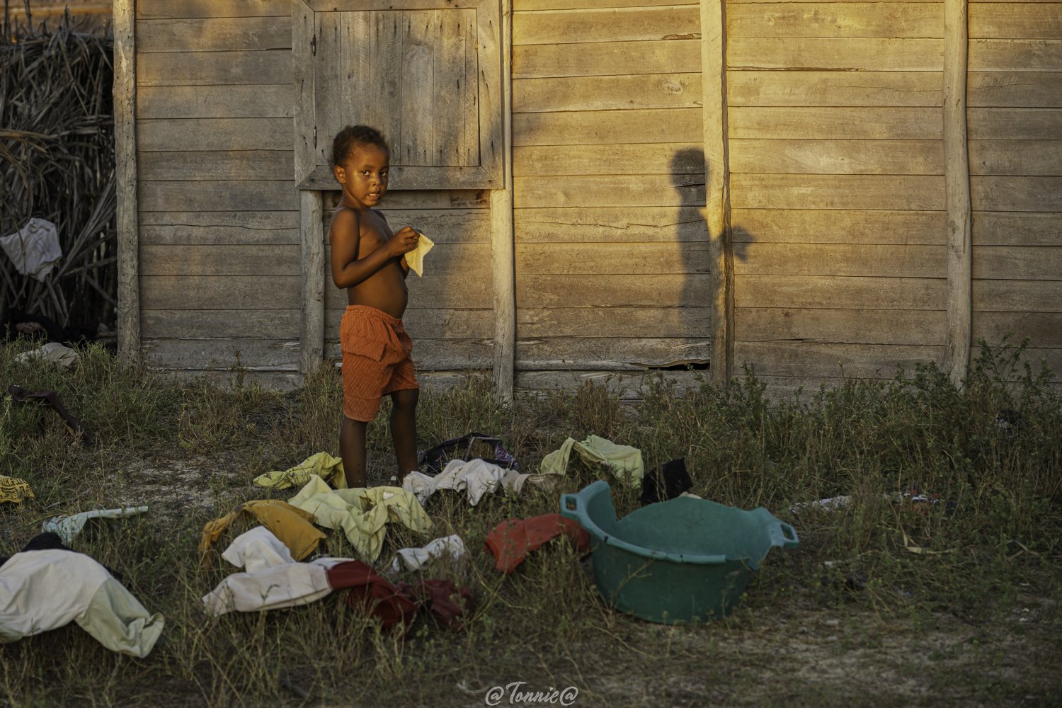 Madagascar jongen met scaduw bij vissersplek.jpg