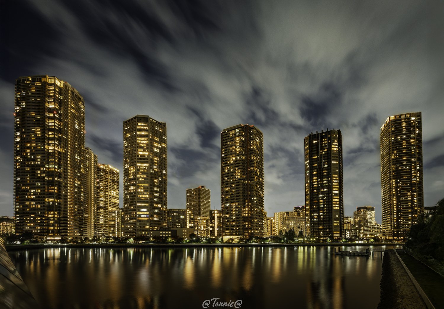 Tokyo skyscrapers bij voetgangersbrug ss.jpg