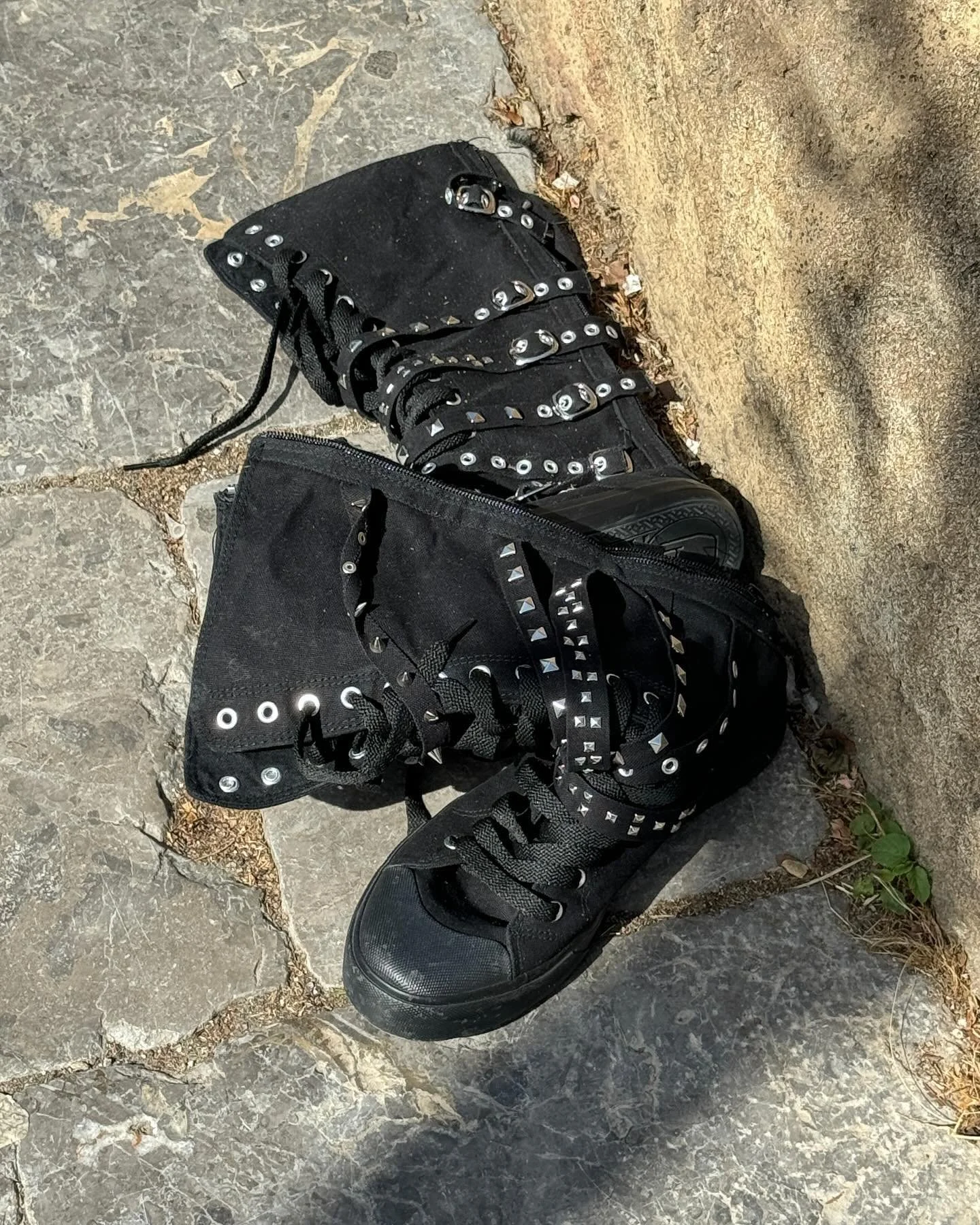 SICILY DRIFT #2 with 50% of @underworld: 
1: Lizard stone, ripples blown between maternal mountain memories. 

2: Below hills that kiss the sky, birds, ariels, dishes talking to satellites. 

3: Dust of roads, orange groves, automatic petroleum. 

4:
