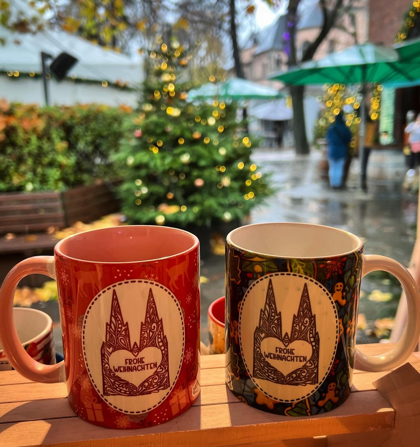 Mit diesen kunterbunten Sch&auml;tzchen bist du auch bei tr&uuml;bem Novemberwetter keine tr&uuml;be Tasse. Und Weihnachtsstimmung gibt&rsquo;s schon beim ersten Schluck on top

#weihnachtsstimmungtrotzregen #k&ouml;lnerhafenweihnachtsmarkt #weihnach