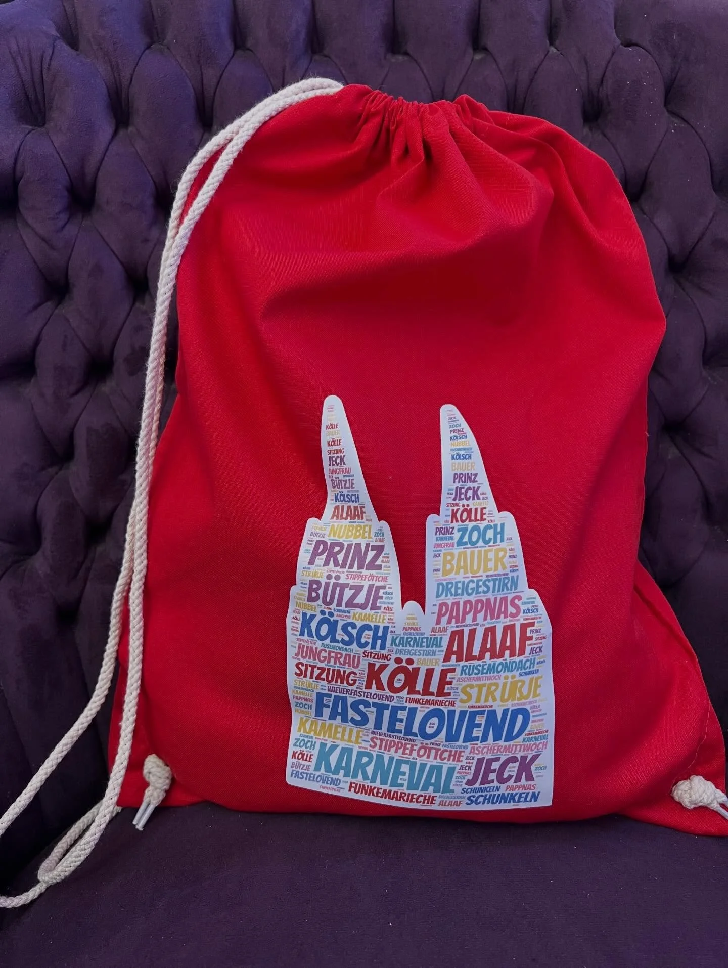 Und passend zu den Kamelleb&uuml;ggeln gibt es auch kunterbunte Fastelovends-Rucks&auml;cke mit gen&uuml;gend Platz f&uuml;r ein bisschen Proviant und sonstiges Hab und Gut. Auch f&uuml;r jecke 11&euro; ab sofort bei uns erh&auml;ltlich

#fastelovend