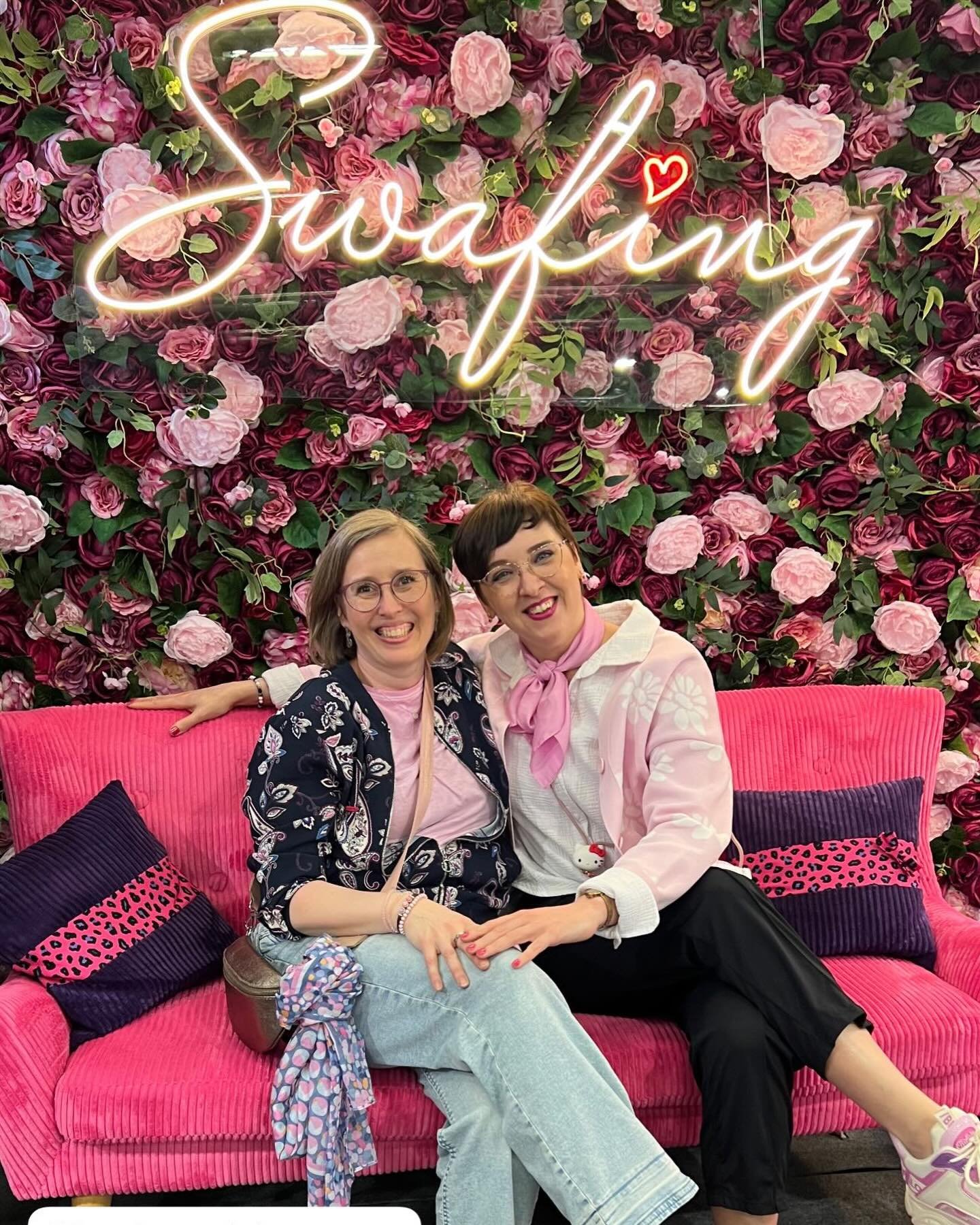 Mit der lieben @katrins_sticktraeume auf dem #swafingsofa auf der #hhcologne