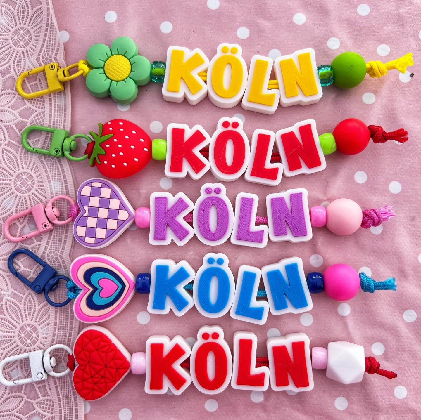 Ganz neu: Taschen Charms in kunterbunt ❤️💙💜💖💛💚

Dieses Wochenende an unserem Stand auf dem Rheinuferfest und sp&auml;ter dann auch im L&auml;dchen f&uuml;r 7,50&euro; das St&uuml;ck erh&auml;ltlich