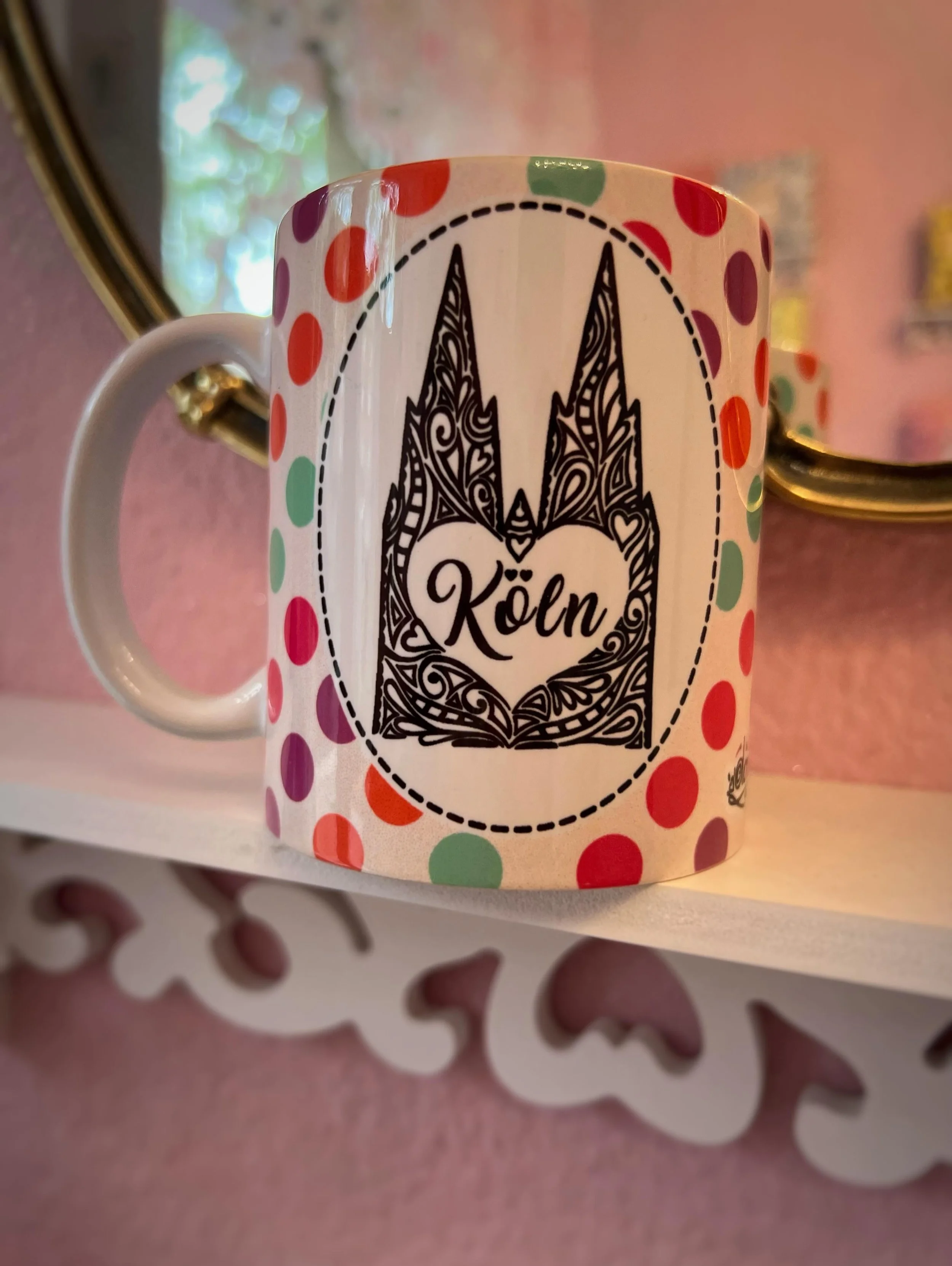 Viele, viele bunte Tassen: Wir waren mal wieder flei&szlig;ig und haben ein paar neue T&auml;sschen bedruckt. Wie gefallen sie euch?

#nochalletassenimschrank #kaffeetassengl&uuml;ck #doodledom #k&ouml;lntasse
