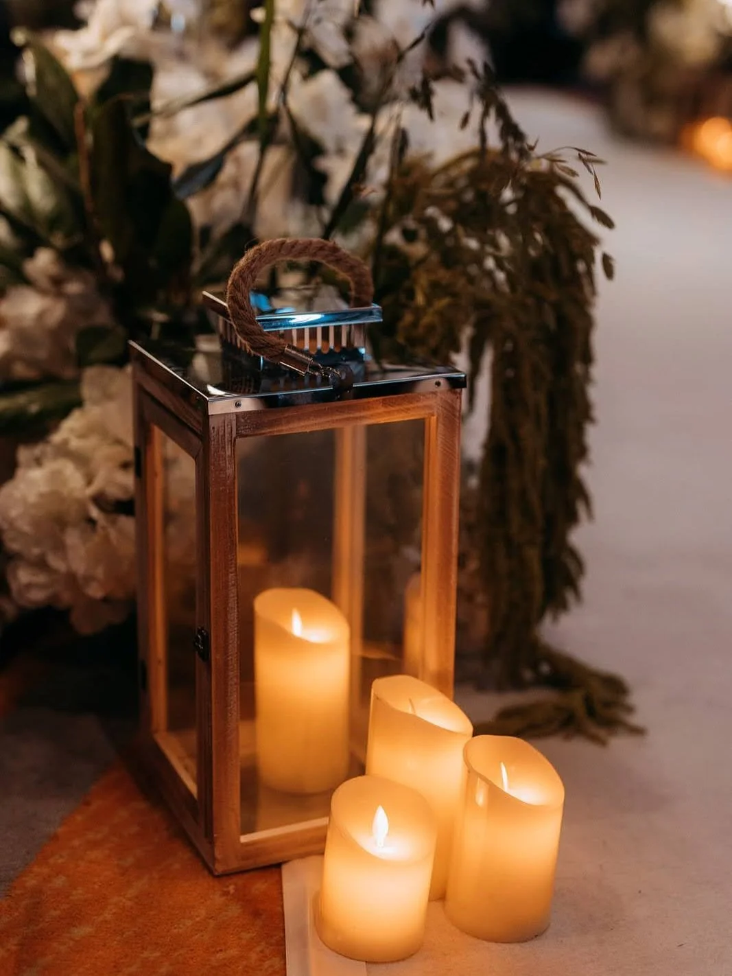 Carving little corners for story.
A double frame unrolls their pre-wed visuals like twin strips of film 🎞️. We enlarged each moment so it wouldn't be missed. Fabric drapes curtain the background in softness, while a monolithic block seat anchors th