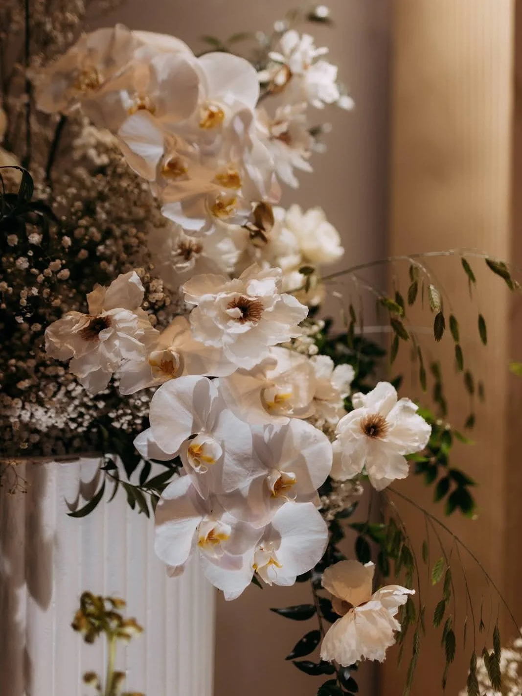 Rethinking the way we flower aisles.
Pedestals stretched horizontally, forming step tiers that we can layer top-bottom closely. Candles, ambient light, textured florals that punctuate with slow rhythm, not as tall vertical barricades, or simple dens