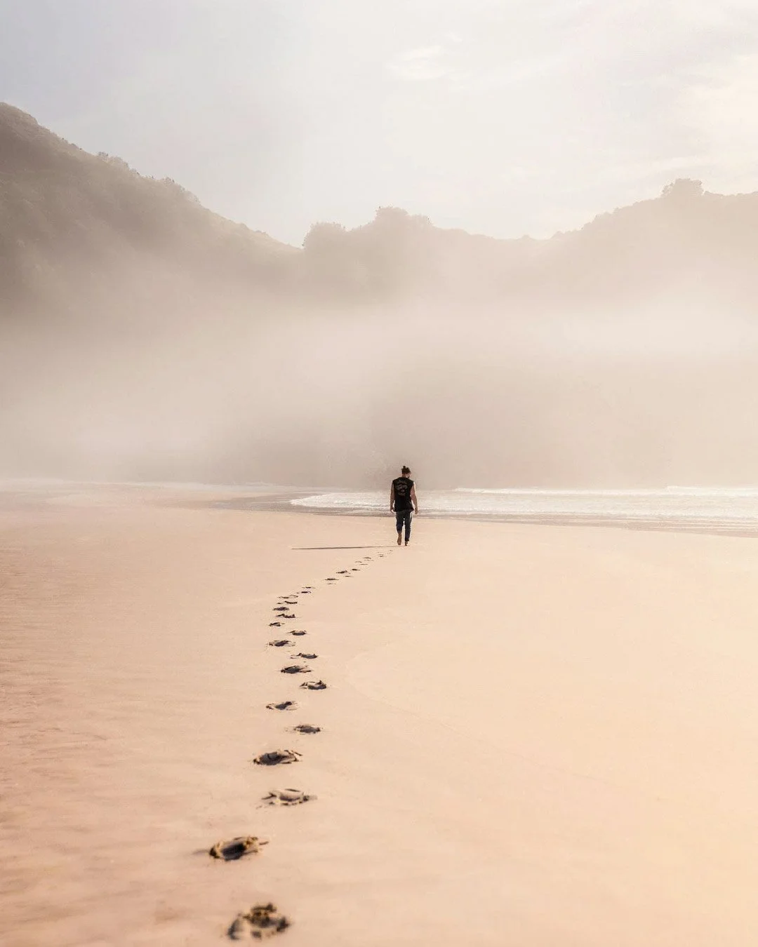 Marche dans le sable évoquant lâcher-prise et sérénité