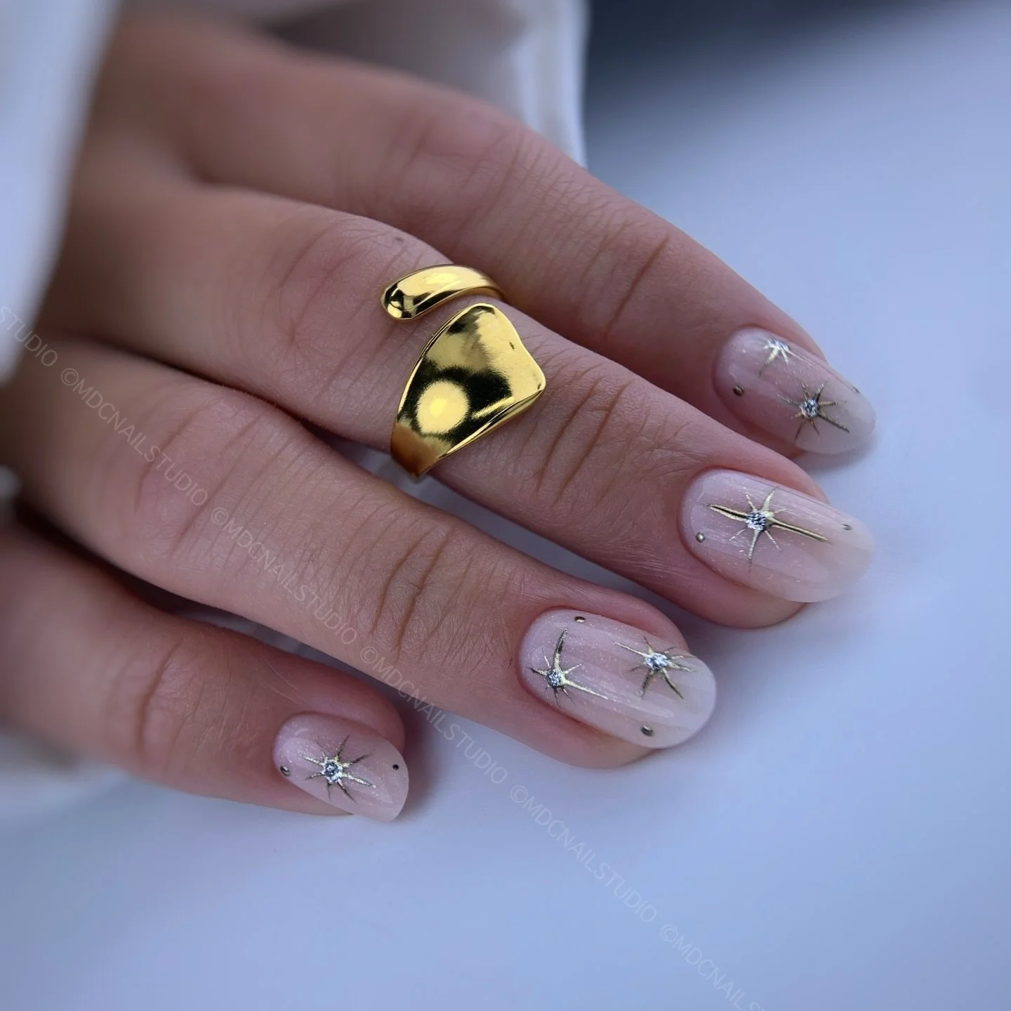 Revestimiento de polygel y dise&ntilde;o a mano alzada perfecto para la temporada✨

Esta hermosa clienta vino a mi para dejar sus u&ntilde;itas crecer en septiembre 18 y miren que hermosura. Lo que hemos logrado con tiempo y los servicios correctos. 