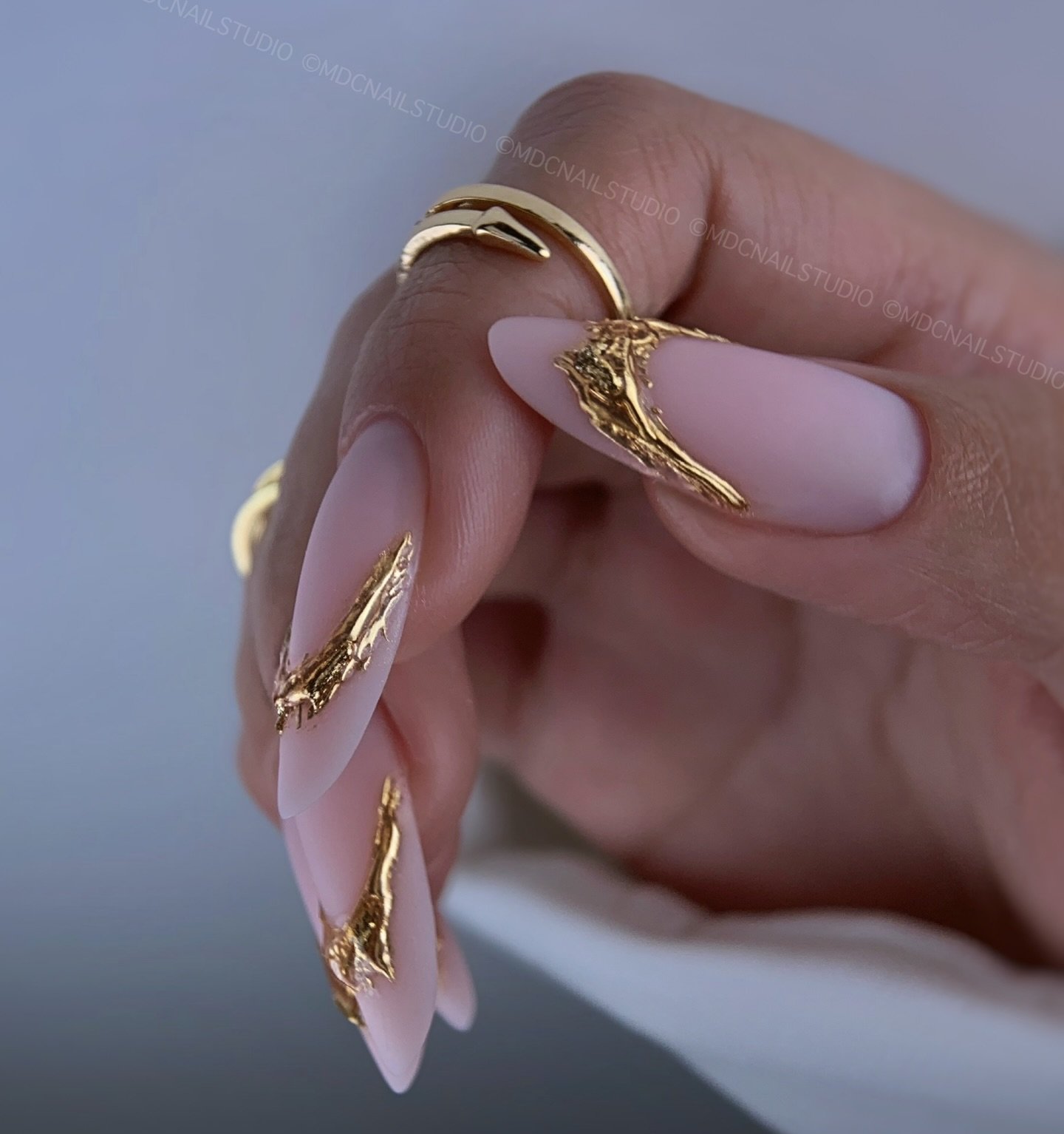 Jugando con los &aacute;ngulos y poses. 🫶🏻 que les parece esta? 

Estamos  con spam full porque amamos este resultado. 

3D texture gel
Bare blush builder gel
@myfit_nails_llc 
Code MDC 10% off. 

#mdcnailstudio #dualforms